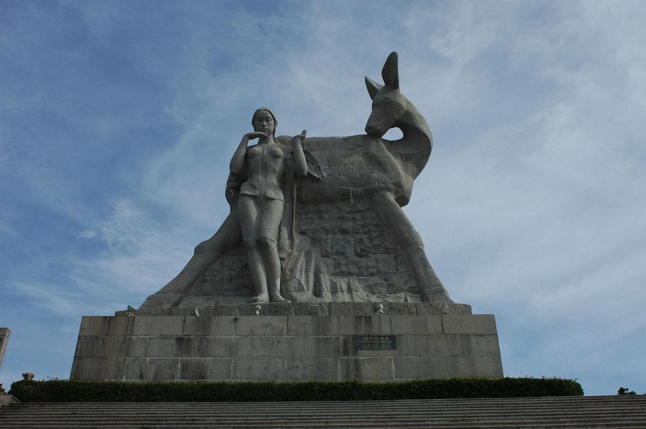 The sculpture on Luhuitou hilltop park, Sanya